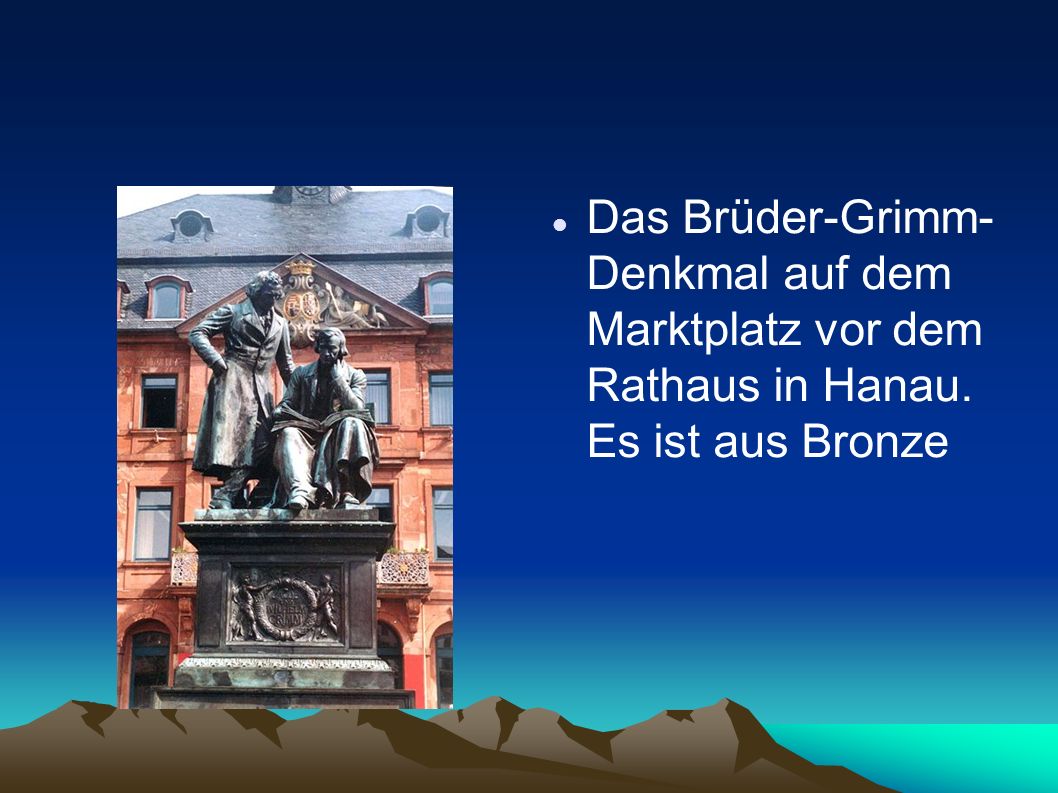 Das Brüder-Grimm-Denkmal auf dem Marktplatz vor dem Rathaus in Hanau