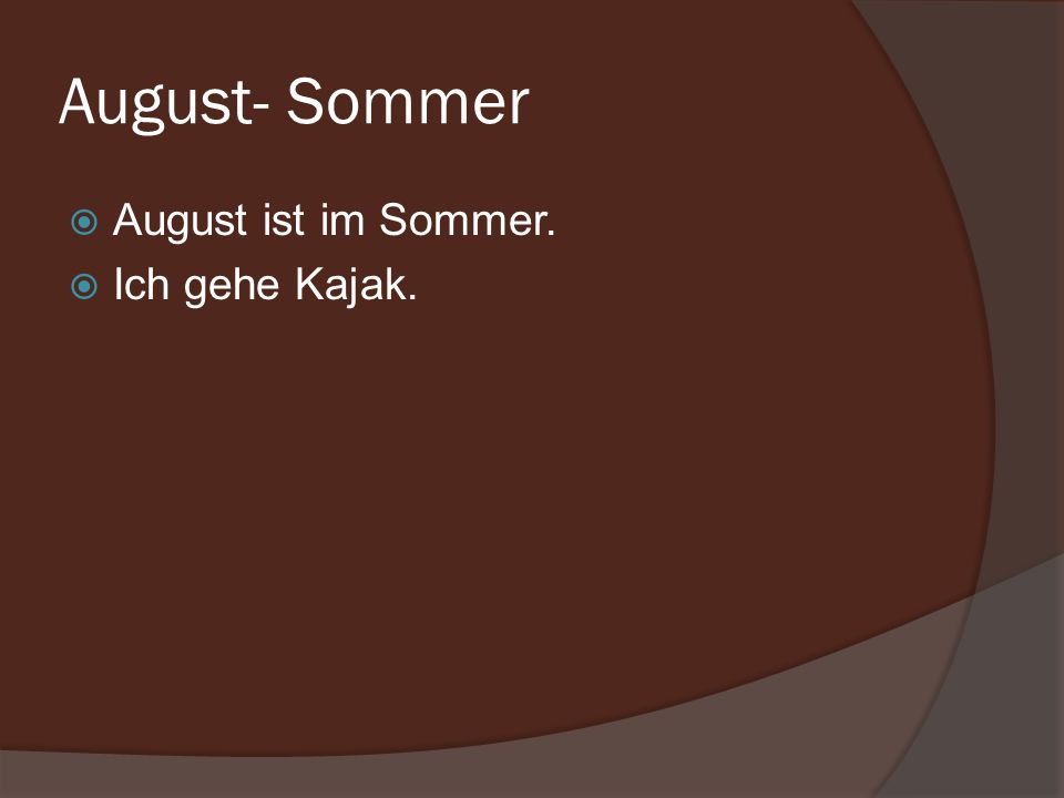 August- Sommer August ist im Sommer. Ich gehe Kajak.