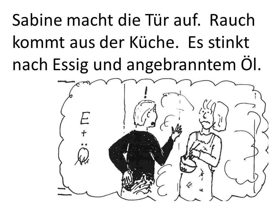 Sabine macht die Tür auf. Rauch kommt aus der Küche