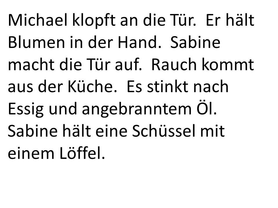 Michael klopft an die Tür. Er hält Blumen in der Hand