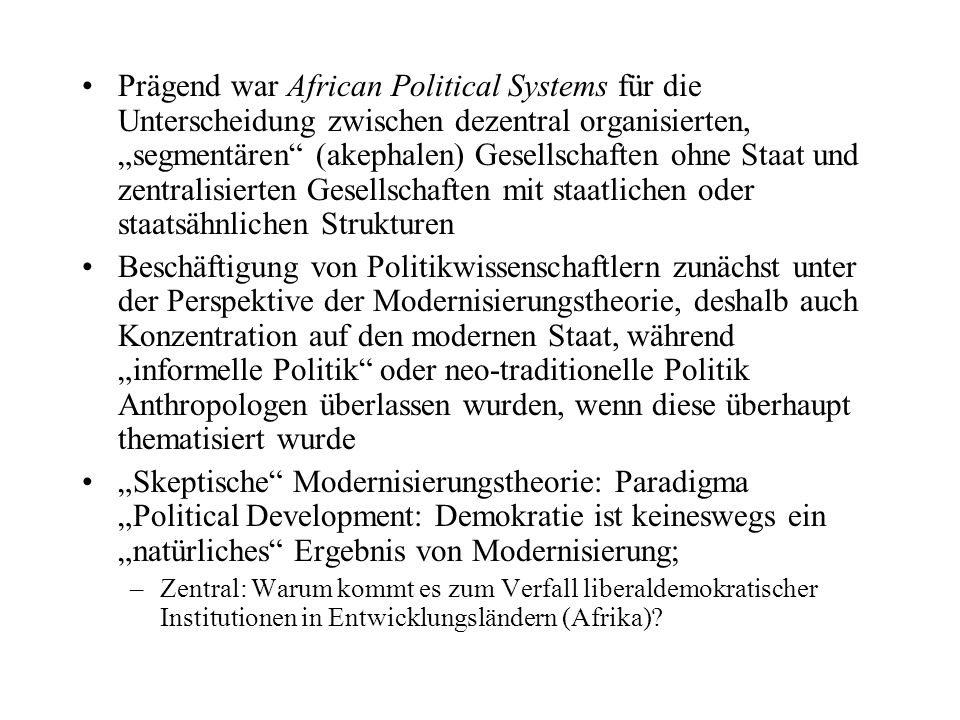 Prägend war African Political Systems für die Unterscheidung zwischen dezentral organisierten, „segmentären (akephalen) Gesellschaften ohne Staat und zentralisierten Gesellschaften mit staatlichen oder staatsähnlichen Strukturen
