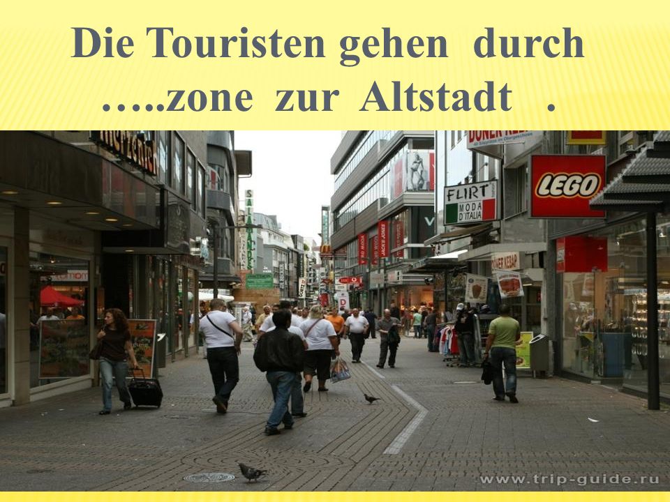 Die Touristen gehen durch …..zone zur Altstadt .
