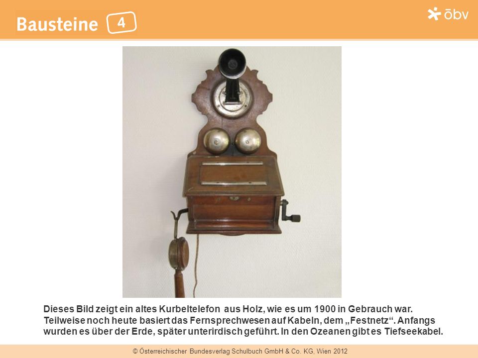 Dieses Bild zeigt ein altes Kurbeltelefon aus Holz, wie es um 1900 in Gebrauch war.