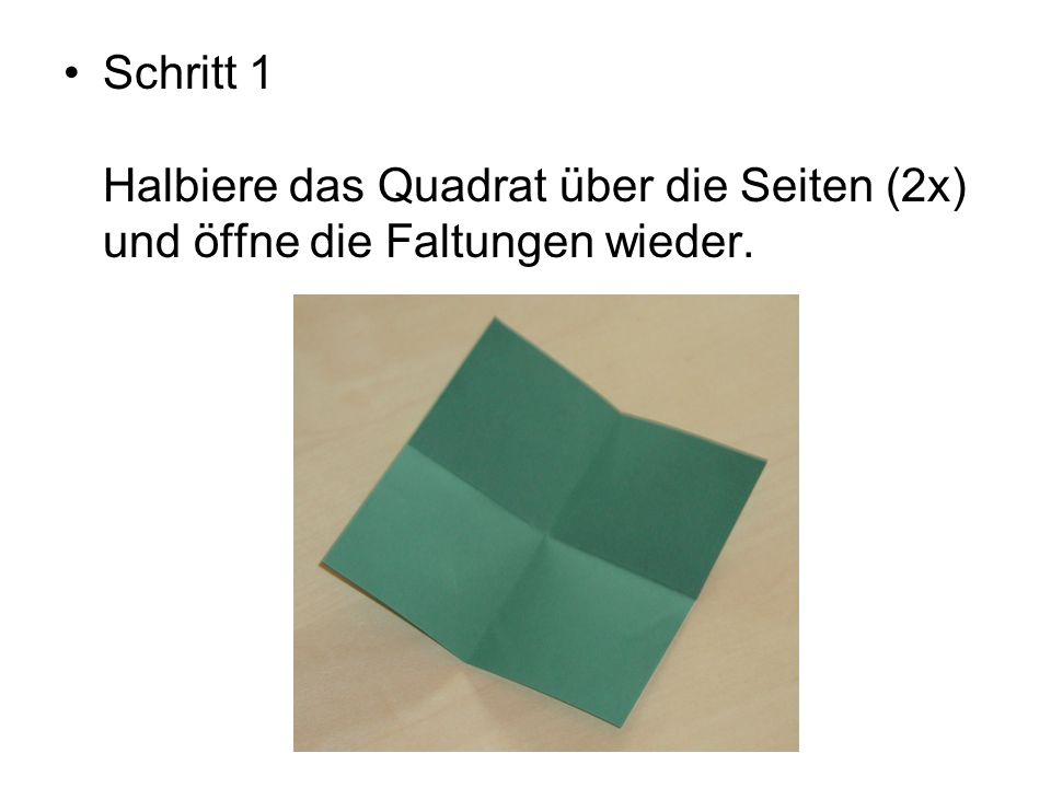 Schritt 1 Halbiere das Quadrat über die Seiten (2x) und öffne die Faltungen wieder.