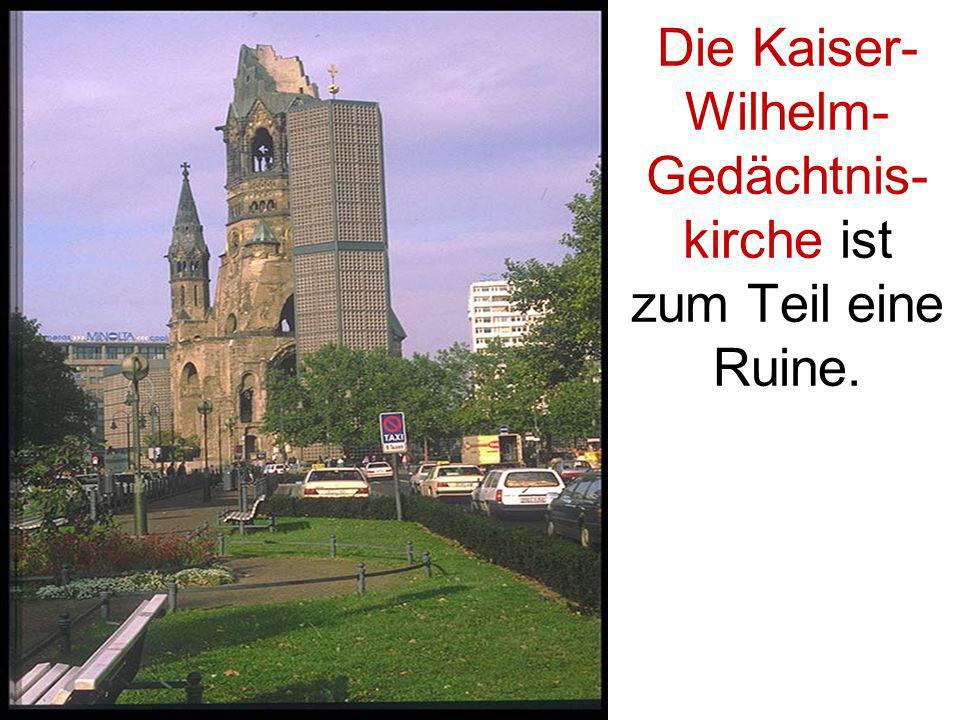 Die Kaiser-Wilhelm- Gedächtnis-kirche ist zum Teil eine Ruine.