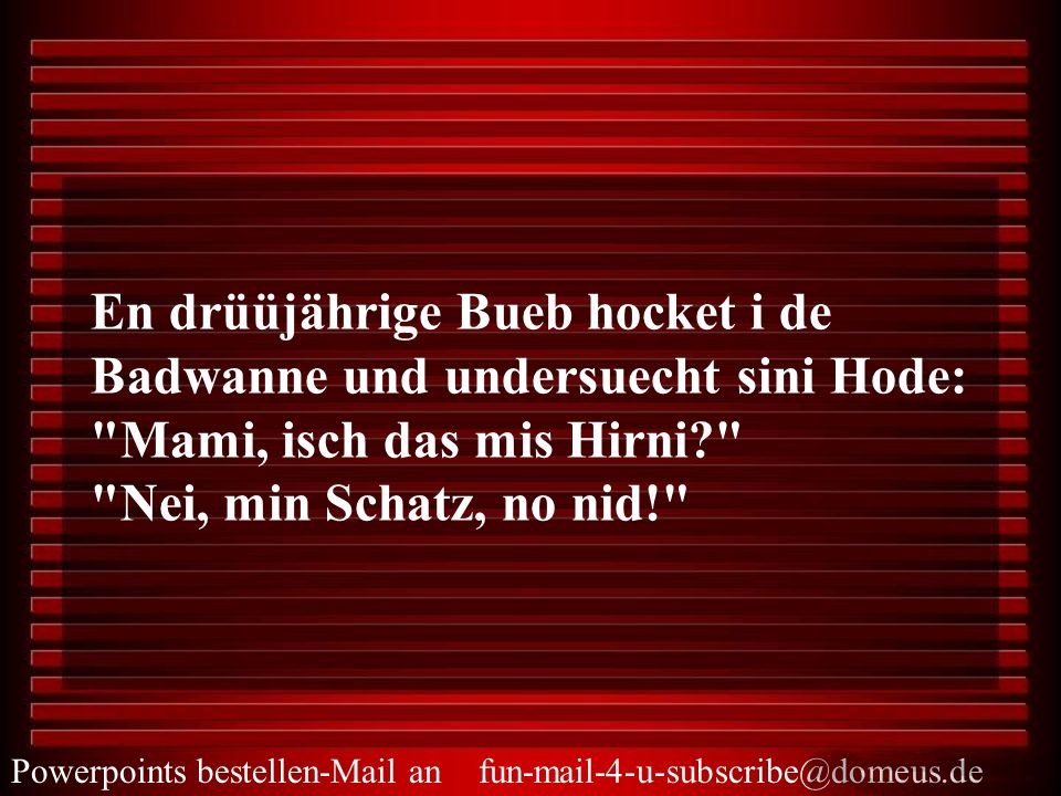 En drüüjährige Bueb hocket i de Badwanne und undersuecht sini Hode: